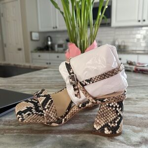 BRAND NEW BEAUTIFUL NEUTRAL LOW HEEL FOR SUMMER AND FALL
